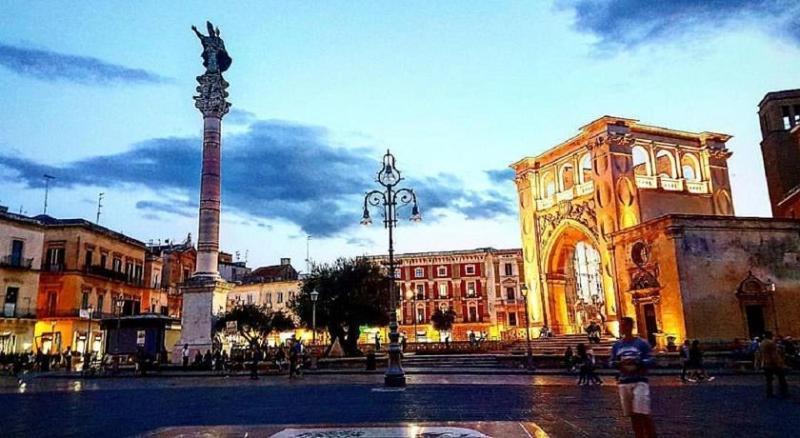 "Il Vecchio Salone" Appartamento In Pieno Centro Con Garage Privato ليتشي المظهر الخارجي الصورة