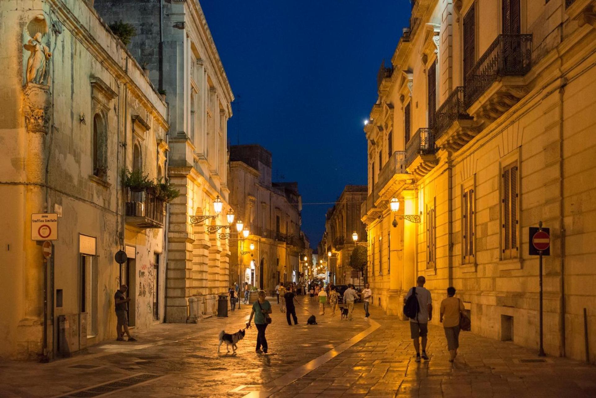 "Il Vecchio Salone" Appartamento In Pieno Centro Con Garage Privato ليتشي المظهر الخارجي الصورة